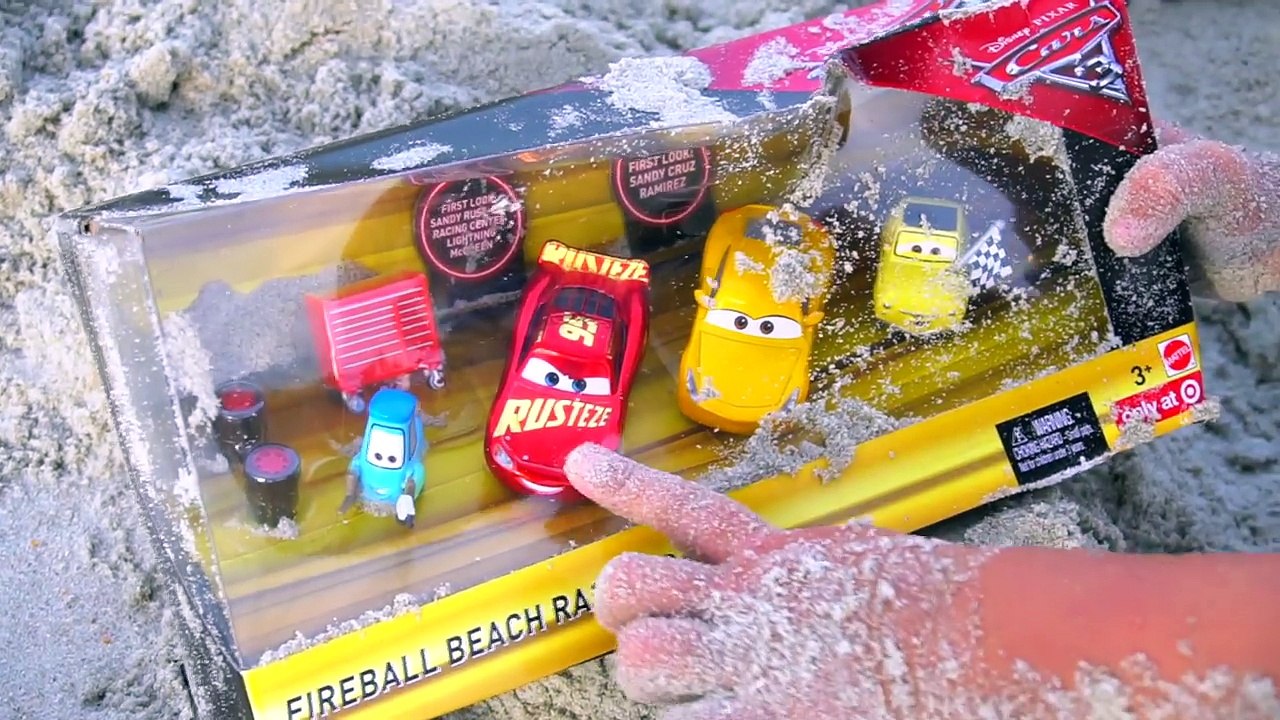 DISNEY CARS 3 FUNNY FIREBALL BEACH RACE IRL TREASURE HUNT TOY BEACH ATE CRUZ! THOMASVILLE SPEEDWAY