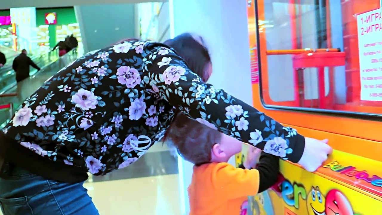 Вредные детки потратили все деньги на автомат с Iphone