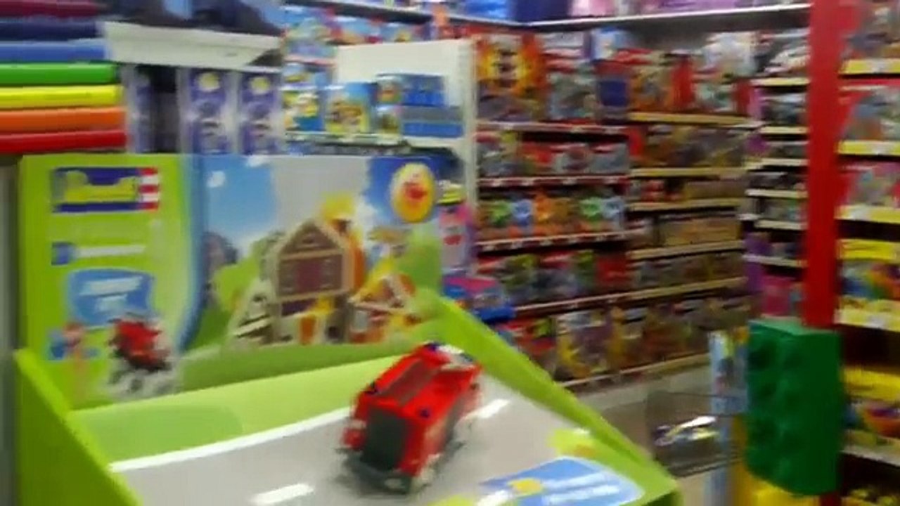 [VLOG] Ellie et Lana lachées dans le magasin de jouets !