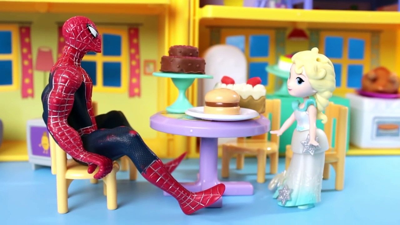 Homem Aranha morre de medo de injeção com Frozen Elsa e Doutora Brinquedos! Compilação em Portugues