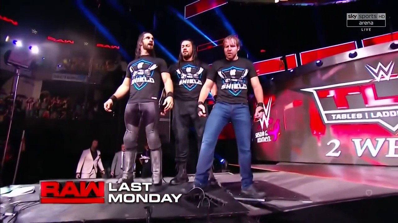 Roman Reigns Vs Braun Strowman Steel Cage - WWE RAW 16th October 2017 (1)