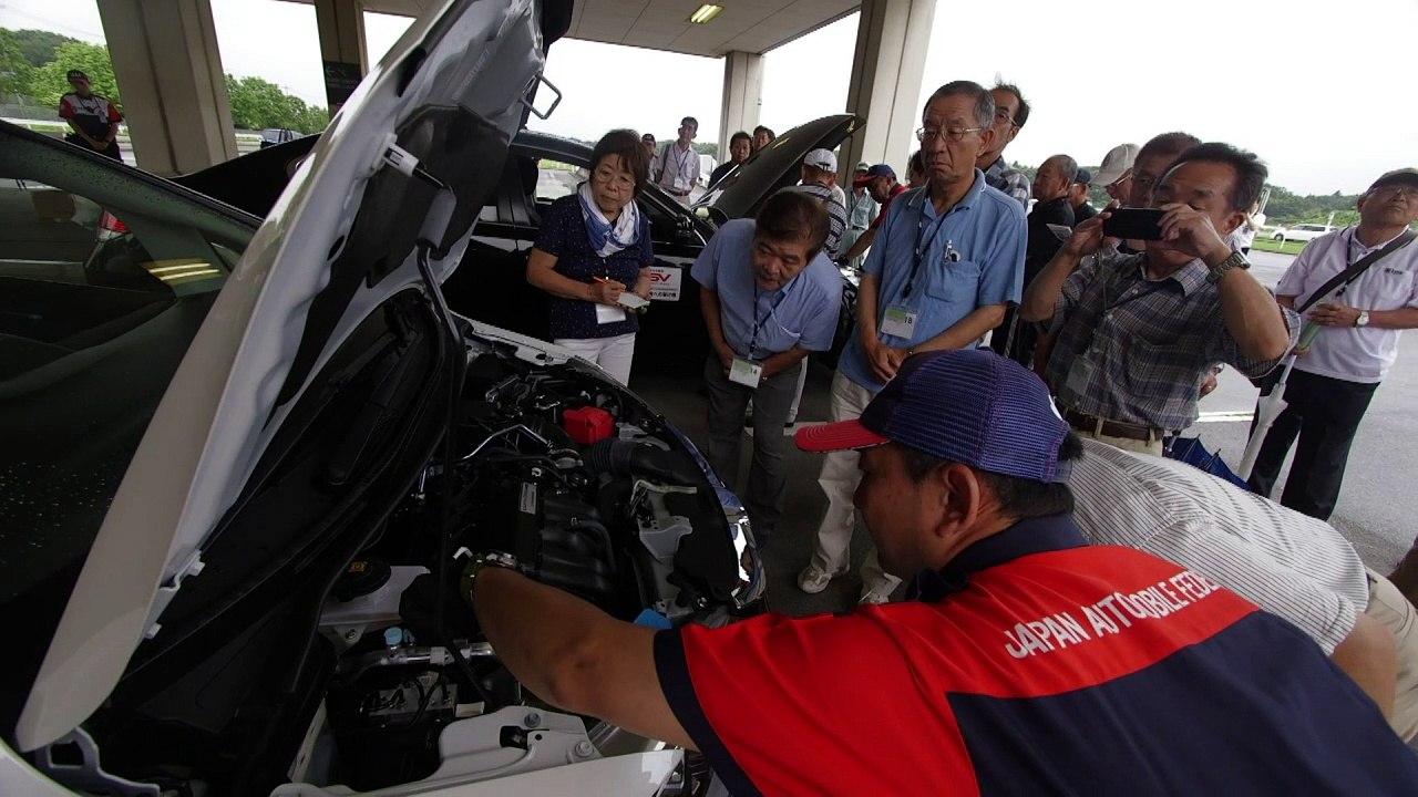 Vorsicht: Oma am Steuer!
