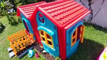 Tamirci Ustası oyuncak evin çatısını ve pembe jeepi tamir ediyor, eğlenceli çocuk videosu