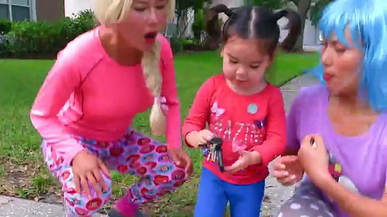 Frozen Elsa vs Scary Vampire Baby w/ Spiderman, Snow white! Funny halloween superheroes IR
