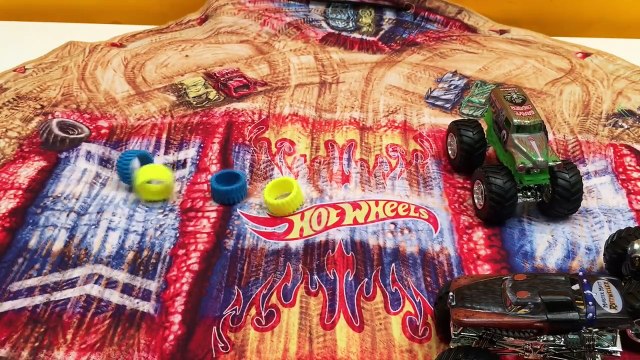 SMASH & STASH PLAY MAT Monster Jam Grave Digger Monster Mutt