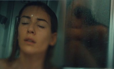 Sinem Kobal, Yeni Dizisinin İlk Bölümünde Çırılçıplak Banyoya Girdi