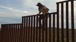 Cet homme nous montre comment escalader le mur à la frontière entre le mexique et les USA