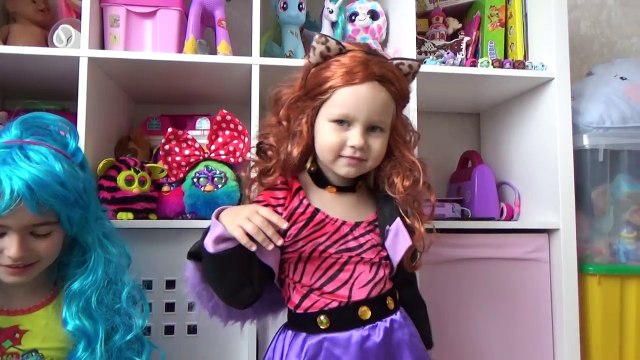 Алиса и Тея показывают ДЕТСКИЕ КОСТЮМЫ Играть в больничку Мими Лисса играет в доктора