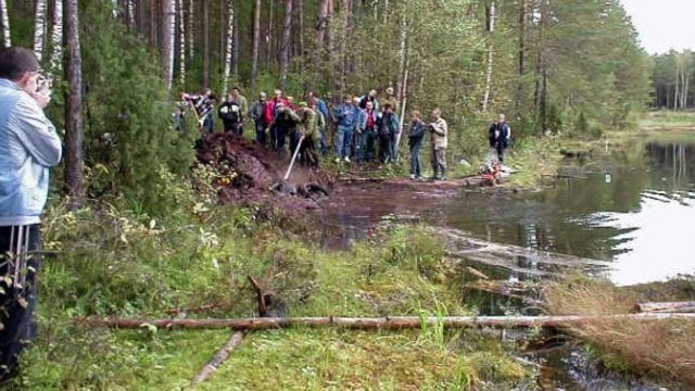 Un enfant aperçoit quelque chose de très étrange dans un lac... Les habitants ne s'attendaient pas à ce qu'ils allaient