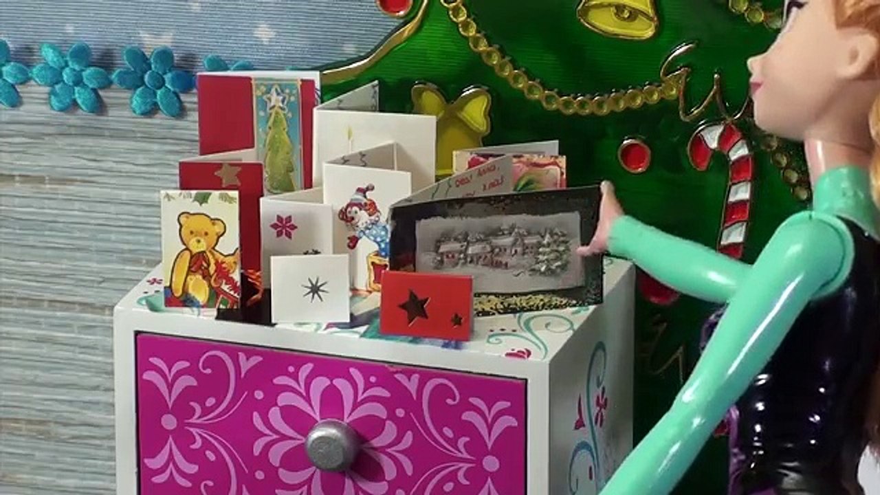 Frozen Elsa, Anna and Kristoff decorate their Christmas tree, get their stockings ready and have fun