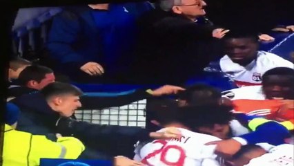 Watch : Everton fan with his child trying to hit a Lyon player