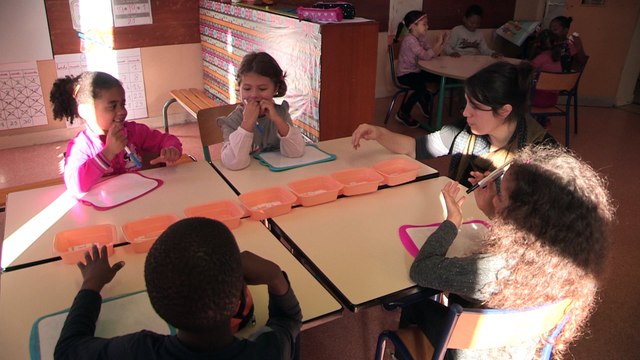 CP à 12 : Béatrice Gille visite des classes de CP à l'école Montaigu de Melun