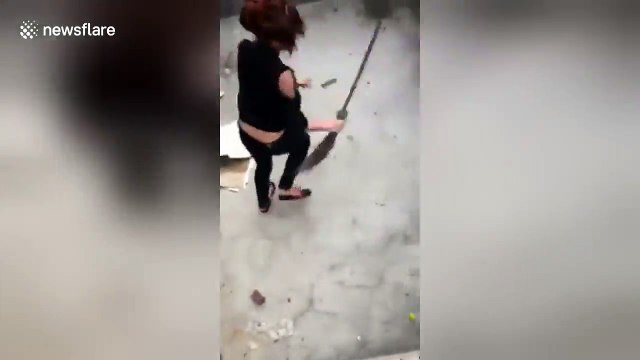 Chassée par un gros rat sur un chantier cette femme devient folle !