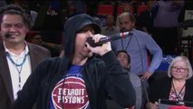 Eminem encourage l'équipe NBA des Detroit Pistons en début de match !