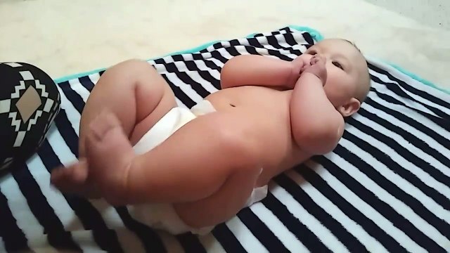 Comment faire péter.. votre Bébé !! Massages magiques !