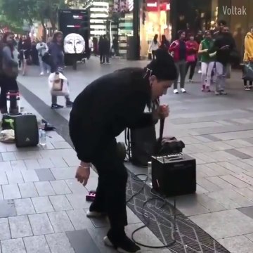 Effets sonores de fou juste avec sa voix ! Maître Beatbox !