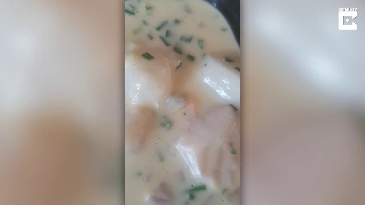Un ver nage dans une soupe de poissons préparée.. BEURK