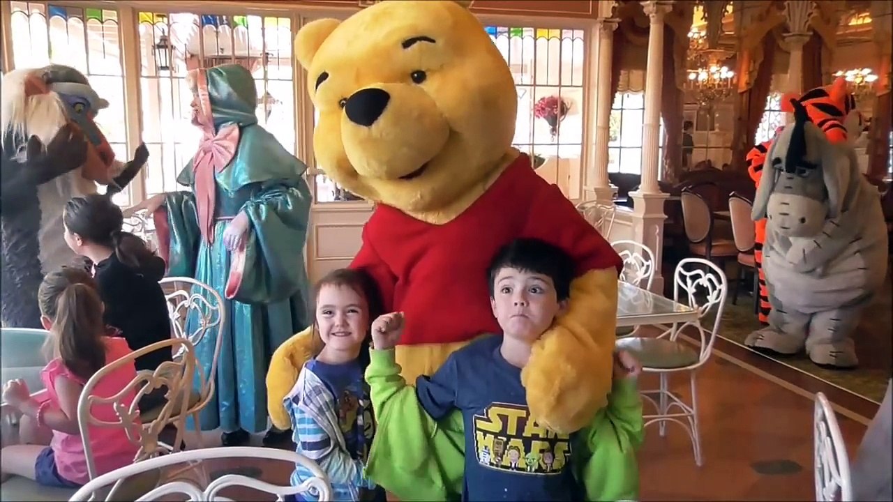 Meeting Charers at Minnie & Friends Breakfast In The Park - Plaza Inn Disneyland