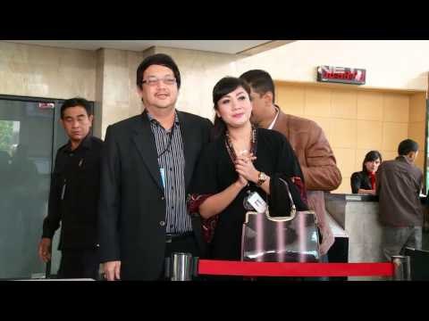 NET17 KPK memanggil pedangdut Rya Fitria terkait transferan Akil Mochtar