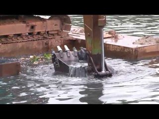 NET12 - Sampah dan lumpur yang mengendap di Cengkareng Drain diangkat untuk cegah banjir