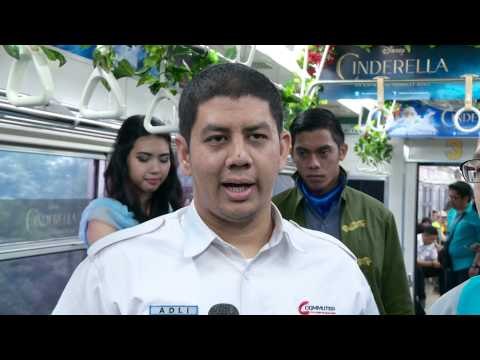 KRL tampil beda dengan bagikan bunga di Hari Kasih Sayang - NET12