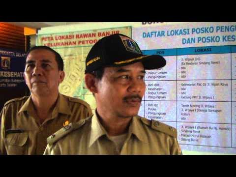 Warga Bersihkan Sampah Sisa Banjir yang Mulai Surut - NET12