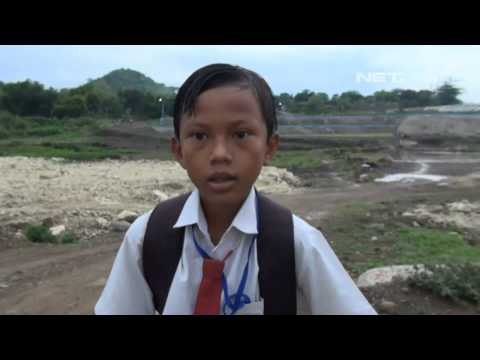 NET12 - Para pelajar terpaksa lewat rute 7 km menuju sekolah setelah jembatan di Situbondo putus