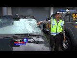 NET17 - Dua Mobil Tertimpa Papan Reklame di Jalan Buah Batu, Bandung
