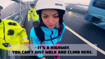 Des policiers tentent d'empêcher une fille de sauter en base jump
