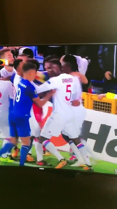 Un supporter d'Everton avec son bébé vient se battre contre les Lyonnais