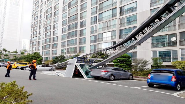 아파트 24층 작업하던 사다리차 강풍에 꺾여 추락 / YTN