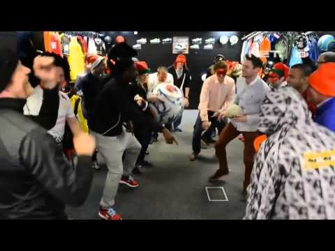 IMS - Kolo Tourne bernyanyi dan berjoget