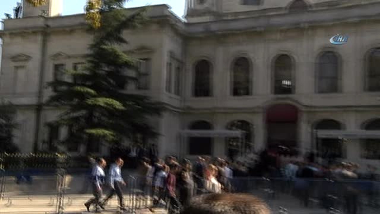 Cumhurbaşkanı Erdoğan, Cuma Namazını Kılmak Üzere Bezm- İ Alem Valide Sultan Camii'ne Geldi