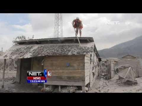 NET12 - Warga Korban Erupsi Sinabung Mulai Bersihkan Sisa Hujan Abu