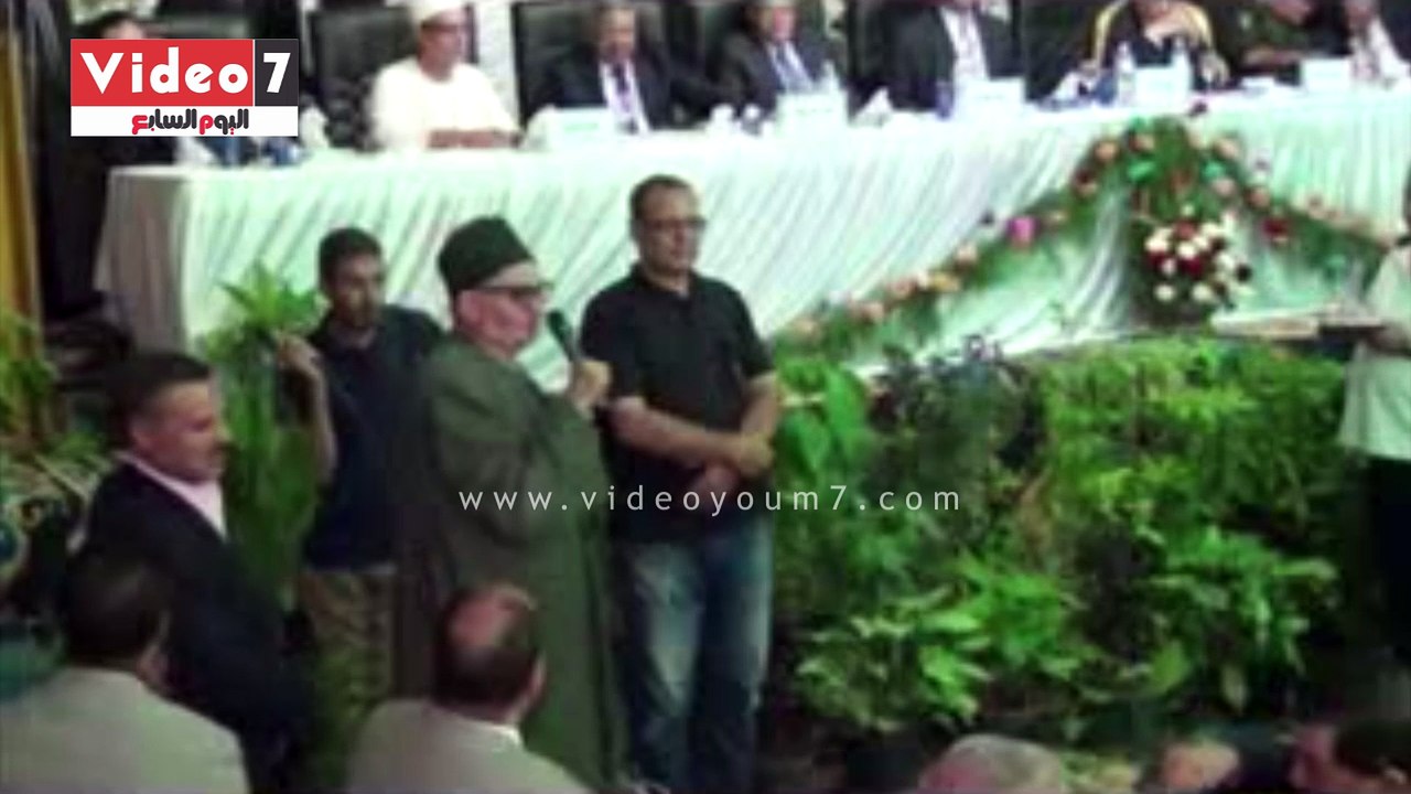 زوار مولد الدسوقى ينشدون قصيدة فى حب الرئيس السيسي