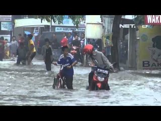NET12 - Banyak motor mogok di Bekasi karena menerjang banjir
