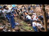 NET17 - Petugas kesulitan evakuasi korban longsor Tomohon