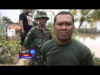 NET17 - TNI membantu warga membersih lingkungan pasca banjir