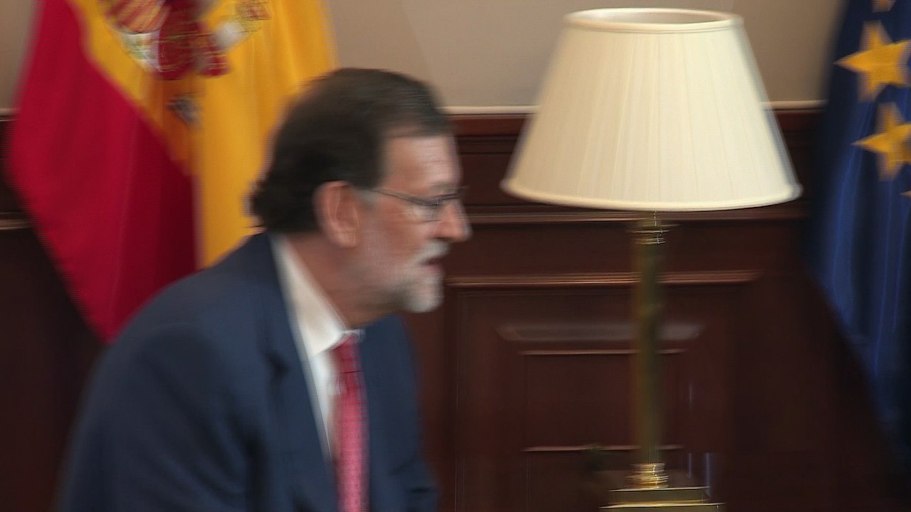 Rajoy y Sánchez pactan elecciones en Cataluña en Enero