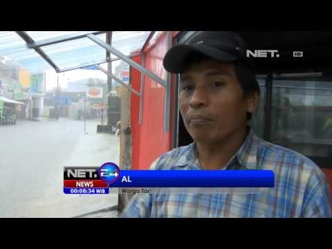 NET24 - Sebuah truk terguling di Depok akibat hujan deras