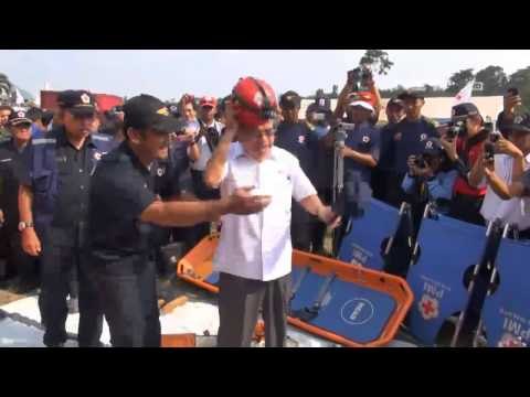 NET24 - Jusuf Kalla mengunjungi relawan Gunung Kelud