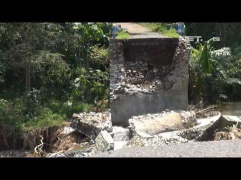 NET12 - Warga Situbondo Perbaiki Jembatan Rusak Pascabanjir Bandang