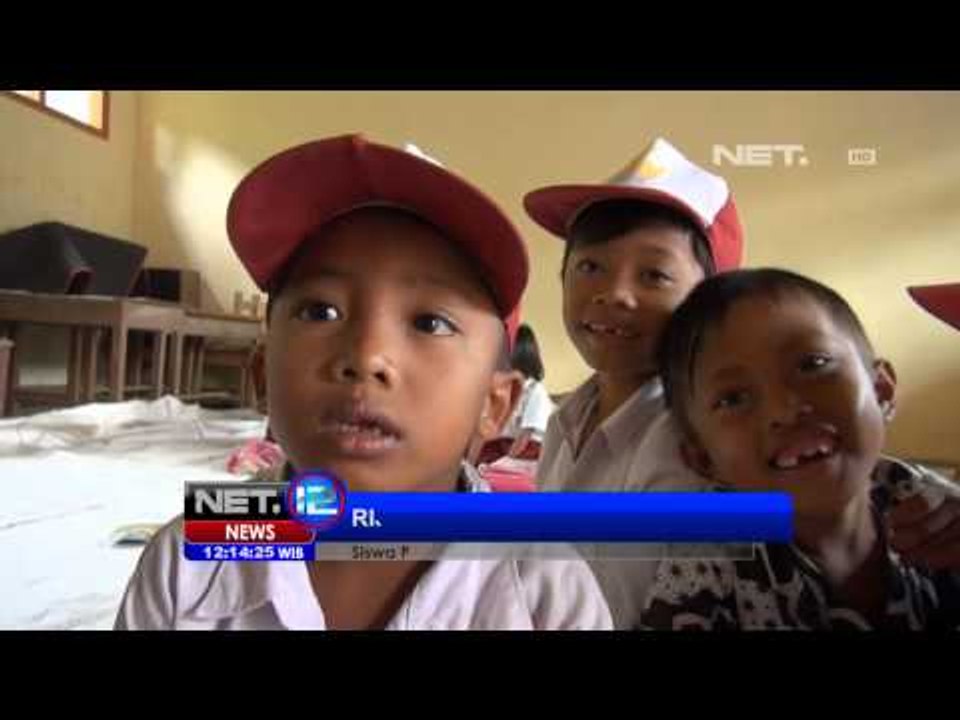 NET12 - Siswa pengungsi tanah retak di Situbondo Jawa Timur kembali ke sekolah