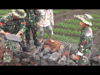 NET12 - TNI perbaiki longsor malang