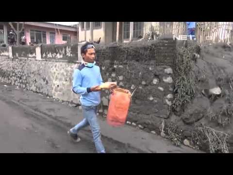 NET12 - Roti bagi pengungsi gunung kelud