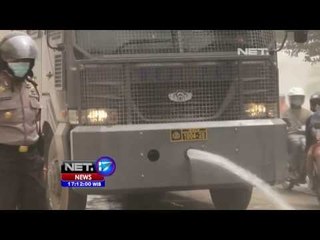 NET17 - Antisipasi jalanan akibat tertimbun abu vulkanik, Polda Yogya kerahkan meriam air