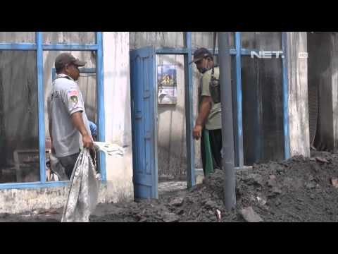 NET12 - Ribuan relawan membersihkan rumah warga terkena erupsi gunung kelud