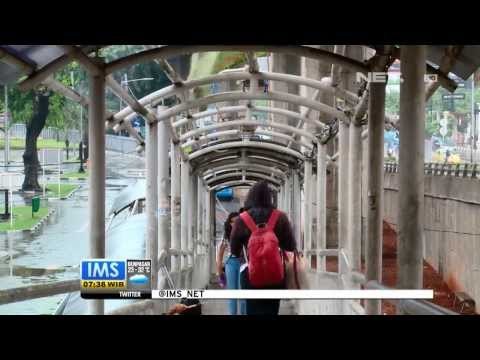 IMS - Dinas perhubungan perbaikir atap jembatan transjakarta yang rusak