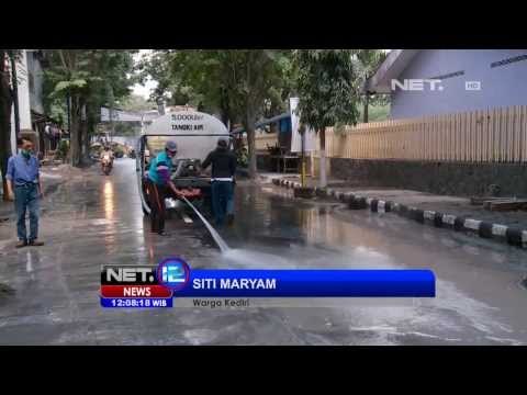 NET12-Warga Bersama Personil TNI Bersihkan Jalan di Kediri