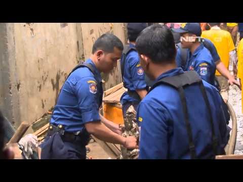 NET12 - Pemadam kebakaran bersihkan lumpur Kampung Pulo